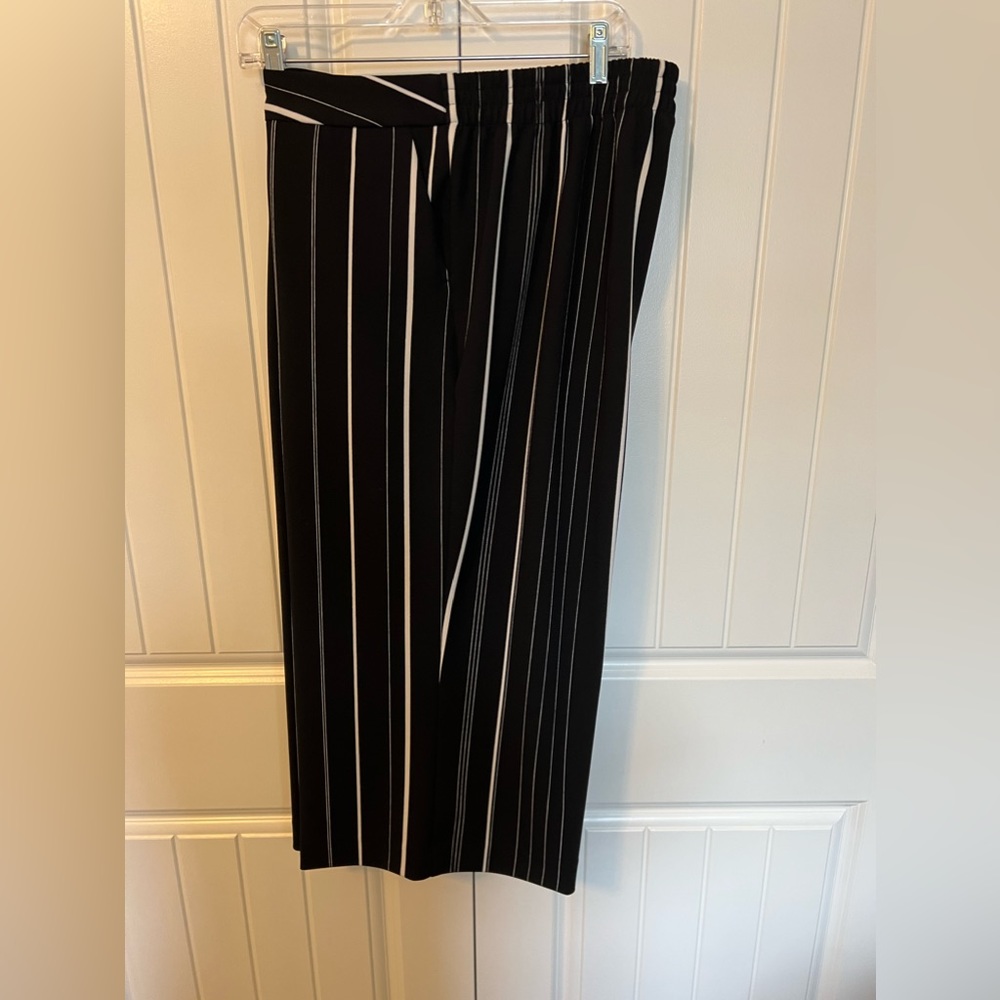 Worthington Wide Leg Cropped Pants. Black and white striped. Size 1X